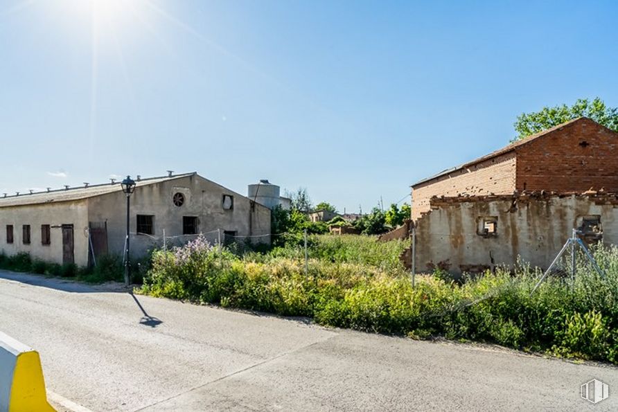 Suelo en venta en Avenida Príncipe de Asturias, Alovera, Guadalajara, 19208 con casa, cielo, planta, edificio, ventana, azur, terreno, hierba, superficie de la carretera y barrio alrededor