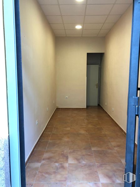 Retail for sale & for rent at Calle Enrique Larreta, 1, Ávila, 05001 with door, blue, fixture, interior design, floor, flooring, hall, wood, ceiling and hardwood around