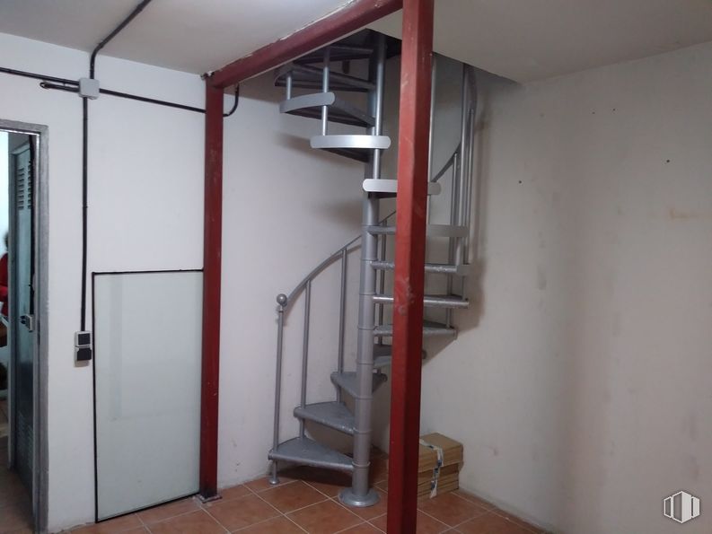 Local en venta en Calle San Pedro, 67, Coslada, Madrid, 28820 con edificio, accesorio, madera, piso, suelo, casa, madera, techo, puerta y pasamano alrededor