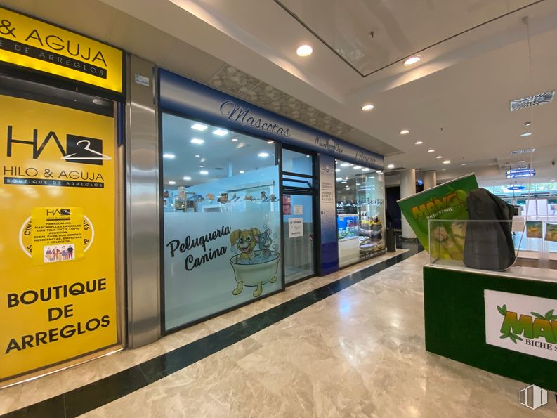 Retail for sale & for rent at C.C. Alcalá Norte, Calle Alcalá, 412, Ciudad Lineal, Madrid, 28027 with luggage & bags, flooring, building, retail, signage, technology, display device, television, advertising and glass around