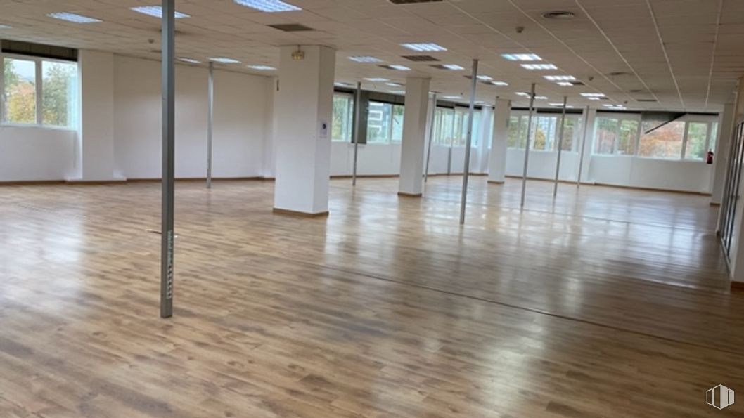 Office for rent at Calle Nestares, 20, Arganzuela, Madrid, 28045 with window, fixture, hall, interior design, floor, wood, flooring, building material, real estate and glass around