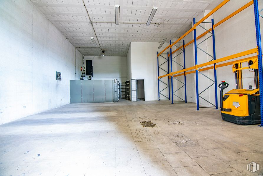 Local en venta en Edificio Auge III, Calle María Tubau, 4, Fuencarral - El Pardo, Madrid, 28050 con equipaje y bolsos, accesorio, pasillo, piso, suelo, puerta, gas, material compuesto, edificio y hormigón alrededor