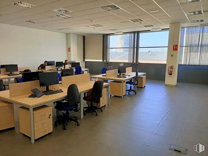 Oficina en alquiler en Avenida Industria, Alcobendas, Madrid, 28108 con silla, escritorio, mesa, pantalla de ordenador, mueble, ordenador personal, ordenador, silla de oficina, escritorio del ordenador y periféricos alrededor