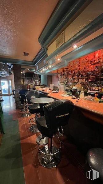 Retail for sale at Calle Galileo, Chamberí, Madrid, 28015 with chair, furniture, drinking establishment, interior design, barware, flooring, building, ceiling, room and beauty salon around