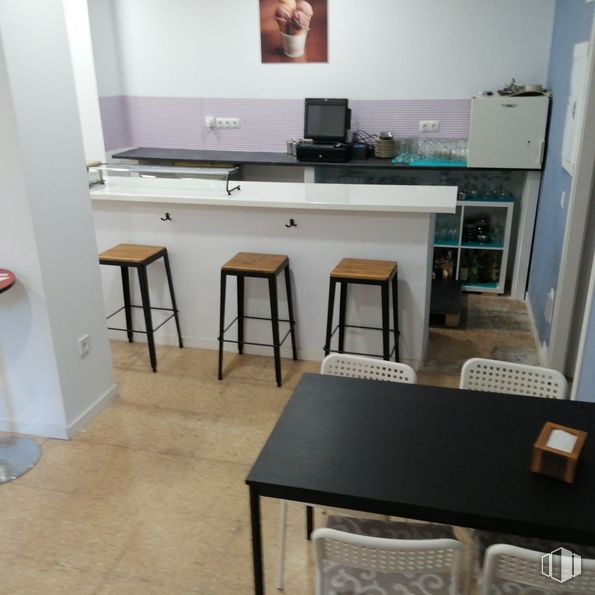 Local en alquiler en Calle Alfonso XII, Móstoles, Madrid, 28934 con taburete, mesa, mueble, propiedad, edificio, escritorio de ordenador, diseño de interiores, ordenador personal, pavimento y piso alrededor