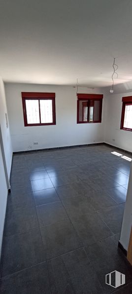 Nave en alquiler en Calle Gremio de los Tejeros, 6, Segovia, 40195 con ventana, propiedad, accesorio, madera, sombra, suelo, suelos, edificio, casa y tinte para madera alrededor