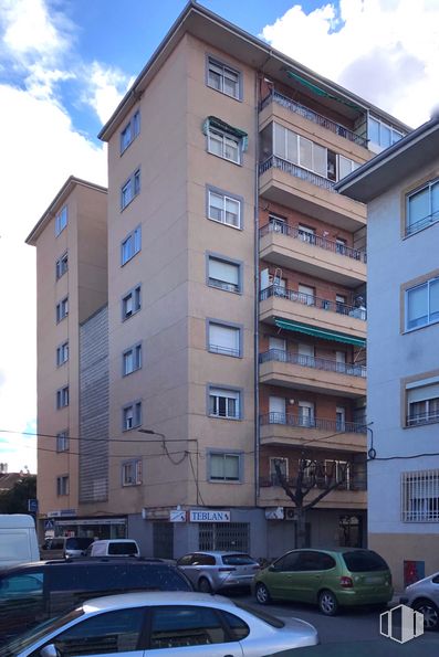 Local en venta en Travesía Toledo, 1, Azuqueca de Henares, Guadalajara, 19200 con coche, edificio, nube, rueda, cielo, ventana, neumático, vehículo, luz de estacionamiento automotriz y bloque de torre alrededor