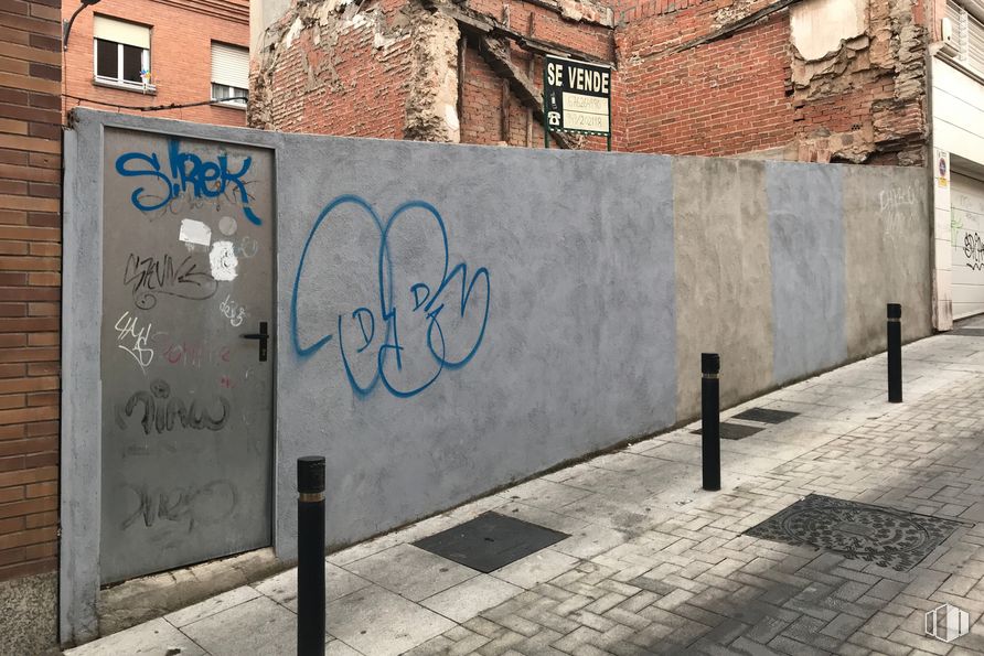 Land for sale at Calle Arcipreste de Hita, 30, Guadalajara, 19001 with window, azure, road surface, handwriting, font, paint, public space, art, brick and graffiti around