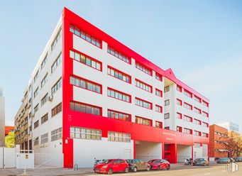 Office for rent at Calle Albasanz, 75, San Blas - Canillejas, Madrid, 28037 with car, building, sky, window, wheel, tire, condominium, urban design, vehicle and tower block around