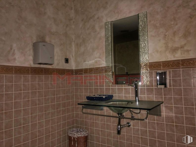 Retail for sale & for rent at Zona Las Aves-Jardín de Oñate, Aranjuez, Madrid, 28300 with mirror, brown, tap, plumbing fixture, property, sink, bathroom, wood, fluid and interior design around