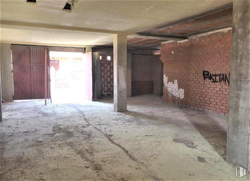 Local en venta en Calle Teodomiro López Fentanes, 2, Recas, Toledo, 45211 con puerta, suelo, suelos, techo, hormigón, material de construcción, albañilería, ladrillo, escayola y iluminación natural alrededor