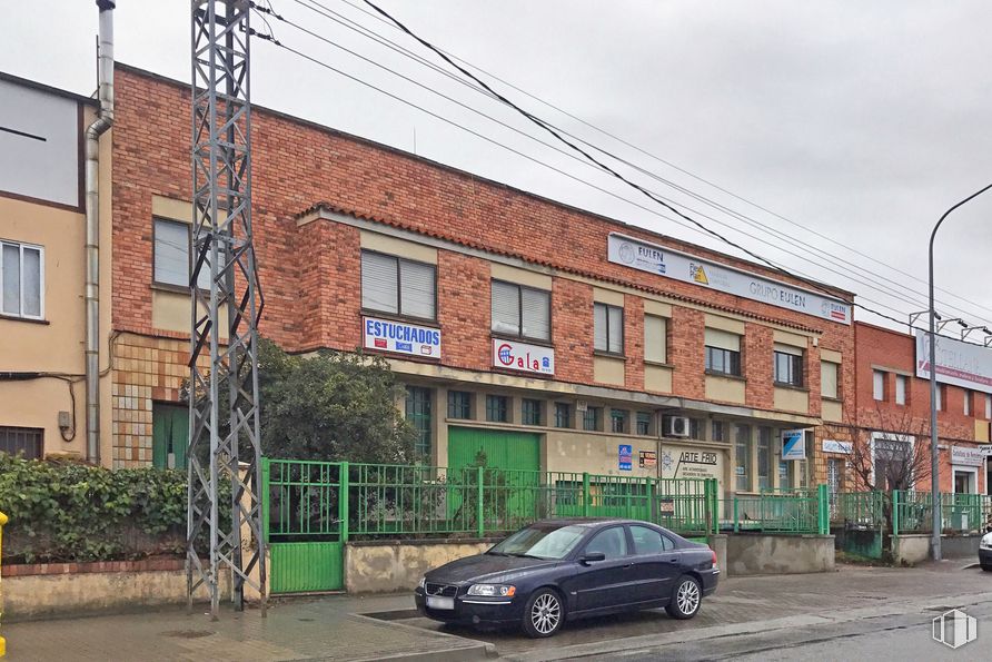 Office for sale & for rent at Calle Guadarrama, 31, Segovia, 40006 with car, building, automotive parking light, wheel, tire, sky, plant, vehicle, window and property around