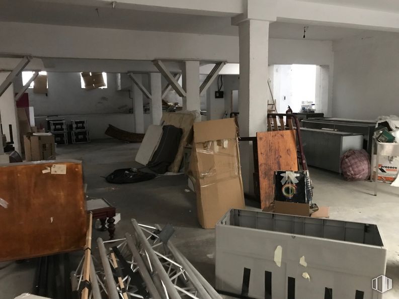 Retail for sale at Calle Boltaña, 63, San Blas - Canillejas, Madrid, 28022 with packaged goods, luggage & bags, wood, flooring, hardwood, machine, engineering, building, ceiling and plywood around