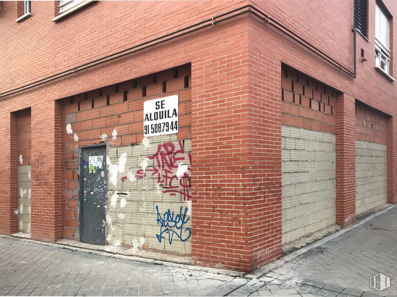 Local en alquiler en Calle Torre de Juan Abad, 4, Villa de Vallecas, Madrid, 28031 con puerta, ventana, accesorio, ladrillo, fuente, albañilería, madera, superficie de carretera, material de construcción y fachada alrededor