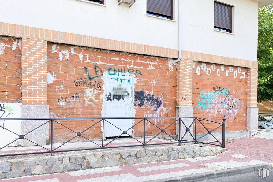 Retail for rent at Zona centro, Illescas, Toledo, 45200 with window, door, building, brickwork, brick, art, graffiti, font, neighbourhood and facade around