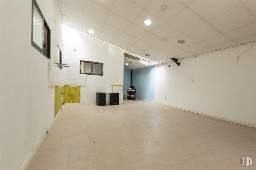 Nave en venta en Calle Suiza, 12, Alcalá de Henares, Madrid, 28802 con ventana, accesorio, hall, edificio, suelos, techo, madera, arte, evento y hormigón alrededor