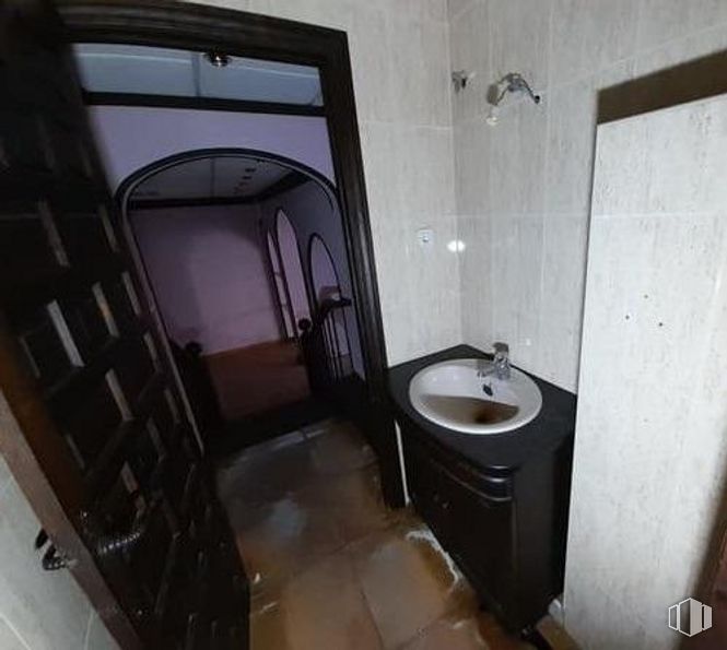 Retail for sale at Jacinto Benavente, Villanueva de la Cañada, Madrid, 28691 with sink, bathroom cabinet, plumbing fixture, property, bathroom sink, building, toilet seat, toilet, fixture and bathroom around