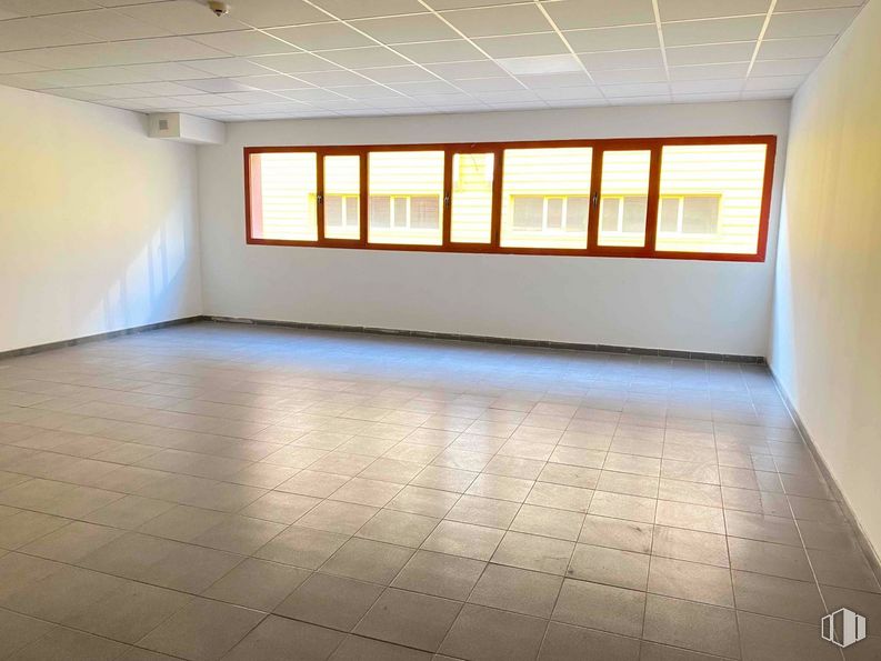 Nave en alquiler en Calle Resina, Villaverde, Madrid, 28021 con ventana, propiedad, accesorio, madera, hall, suelos, suelo, tintes y matices, sombra y techo alrededor