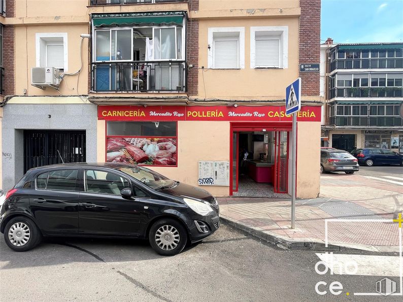 Retail for rent at Calle San Braulio, 3, Carabanchel, Madrid, 28019 with wheel, car, tire, building, window, automotive parking light, vehicle, infrastructure, motor vehicle and automotive exterior around