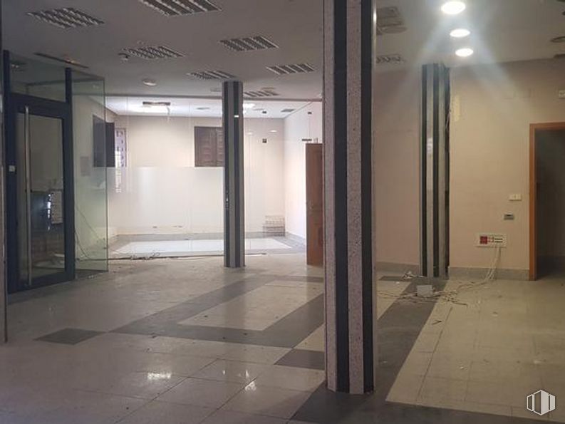 Retail for sale at Calle Merced, 8, Toledo, 45002 with mirror, door, fixture, interior design, flooring, floor, building, material property, ceiling and glass around