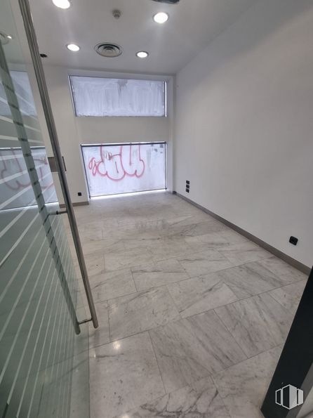 Local en alquiler en Calle Jabonería, 53, Alcorcón, Madrid, 28921 con accesorio, edificio, madera, suelos, suelo, propiedad material, material compuesto, espacio, techo y suelo de baldosas alrededor