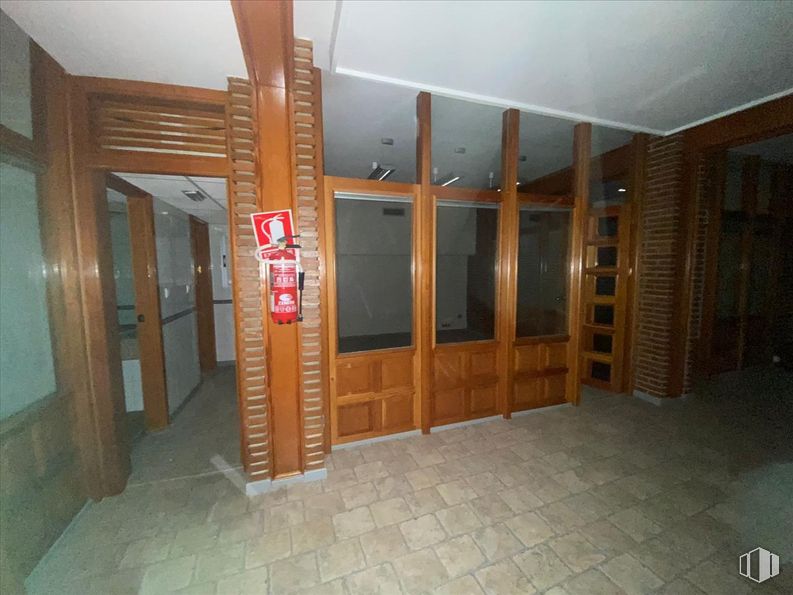 Oficina en venta en Calle Nueva, Toledo, 45001 con puerta, accesorio, madera, suelo, suelos, puerta de casa, asa, edificio, techo y madera dura alrededor