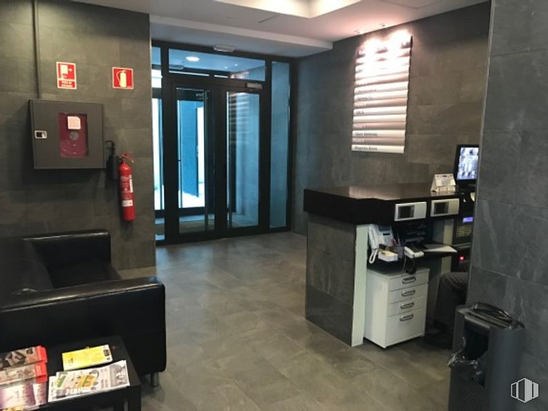 Office for rent at Calle Salvatierra, Fuencarral - El Pardo, Madrid, 28034 with window blind, cabinetry, couch, property, building, fixture, flooring, interior design, floor and door around