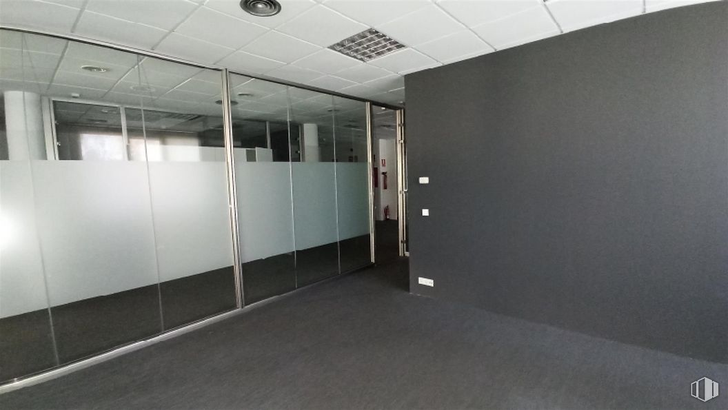 Office for sale at Calle Cólquide, Las Rozas de Madrid, Madrid, 28230 with building, fixture, flooring, hall, door, glass, ceiling, aluminium, fluorescent lamp and event around