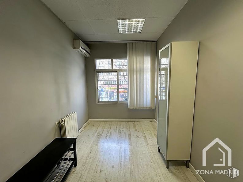 Local en venta en Calle Palencia, Tetuán, Madrid, 28020 con ventana, lámpara, edificio, accesorio, interiorismo, madera, suelos, suelo, puerta y techo alrededor