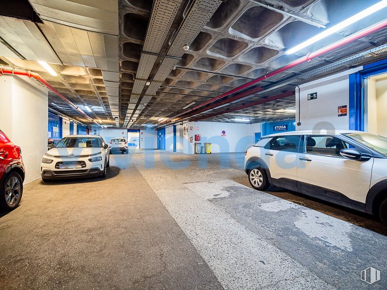 Nave en alquiler en Zona Valdefuentes, Hortaleza, Madrid, 28033 con coche, rueda, neumático, puerta, luz de estacionamiento, vehículo terrestre, vehículo, iluminación del automóvil, vehículo de motor y neumático de automoción alrededor