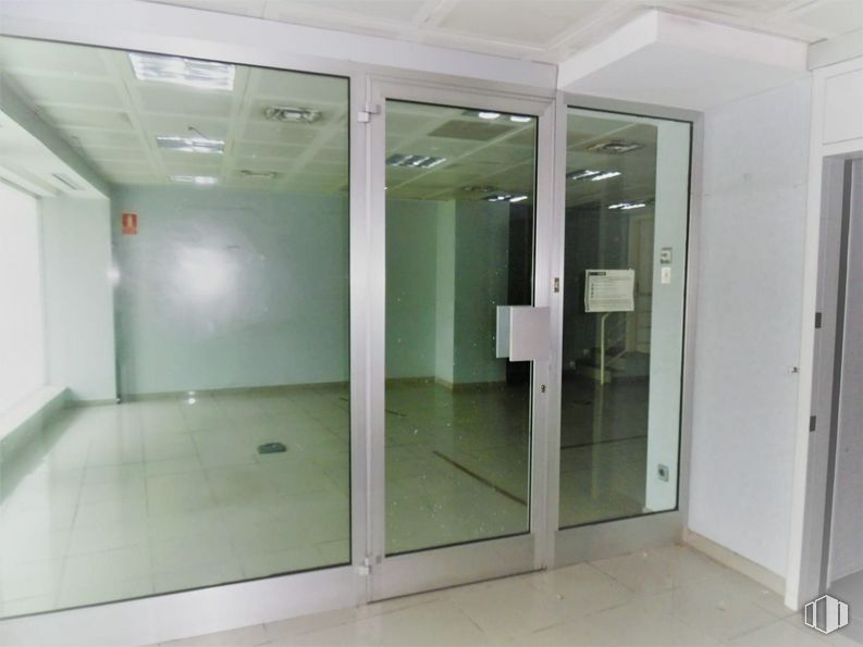 Retail for sale & for rent at Calle Mota del Cuervo, Hortaleza, Madrid, 28043 with door, building, fixture, interior design, automotive exterior, house, floor, flooring, material property and vehicle door around