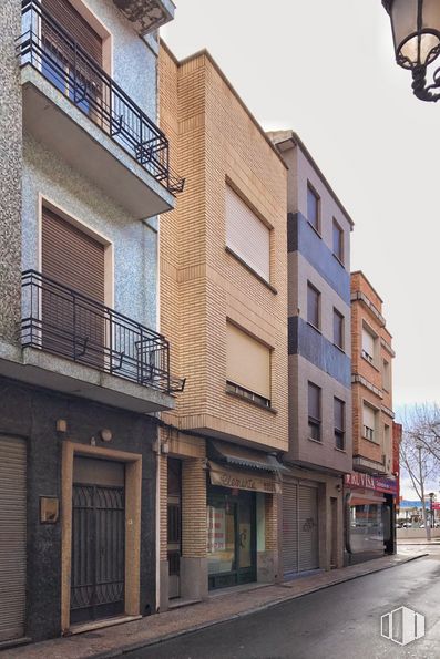 Retail for sale at Calle Teresa Enríquez, 11, Torrijos, Toledo, 45500 with window, building, door, property, street light, sky, fixture, architecture, urban design and wood around