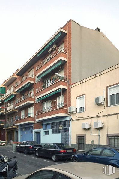 Local en venta en Calle Puerto de Arlabán, 71, Puente de Vallecas, Madrid, 28018 con coche, ventana, edificio, luz de estacionamiento automotriz, cielo, propiedad, vehículo, exterior automotriz, diseño urbano y barrio alrededor