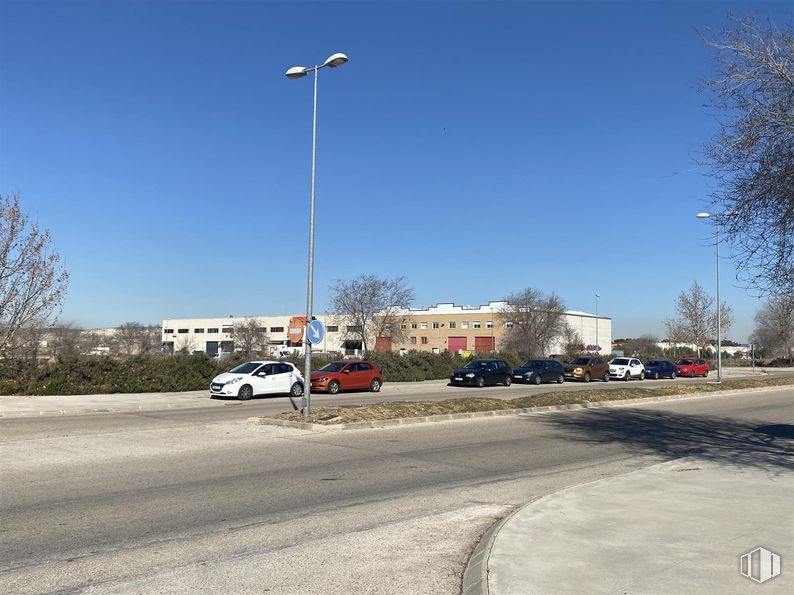 Land for sale at Calle Sierra de Algodonales, Arganda del Rey, Madrid, 28500 with car, sky, road surface, road, asphalt, public space, automotive parking light, street light, family car and luxury vehicle around