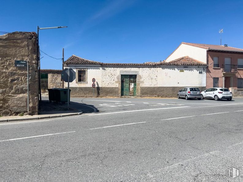 Land for sale at Zona Centro, Cardeñosa, Ávila, 05320 with car, building, sky, property, window, road surface, asphalt, house, street light and tire around