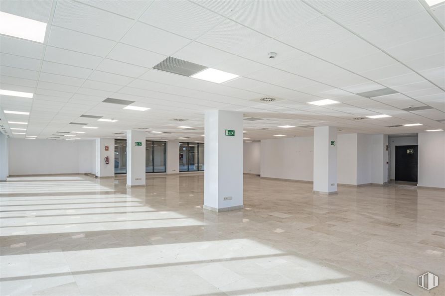 Local en alquiler en Edificio Europa I, Avenida Fuencarral, 24, Alcobendas, Madrid, 28108 con alumbrado, suelos, suelo, techo, interiorismo, suelo de baldosas, material compuesto, azulejo, vidrio y hall alrededor