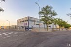 Office for rent at Calle Valencia de Don Juan, 25, Fuenlabrada, Madrid, 28947 with building, street light, sky, road surface, asphalt, plant, tree, urban design, thoroughfare and residential area around