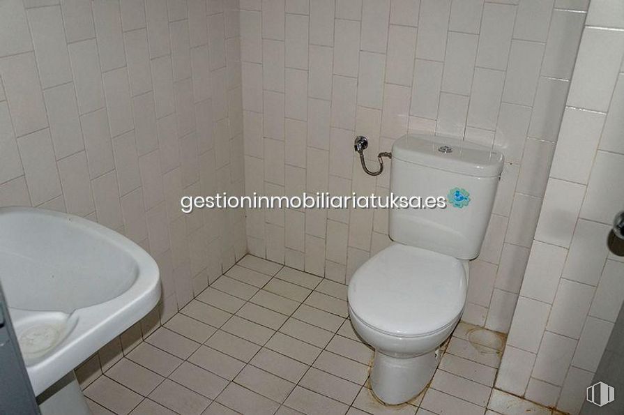 Retail for rent at Plaza de Santa Ana, Ávila, 05001 with toilet, sink, plumbing fixture, toilet seat, bathroom sink, building, bathroom, fixture, purple and interior design around