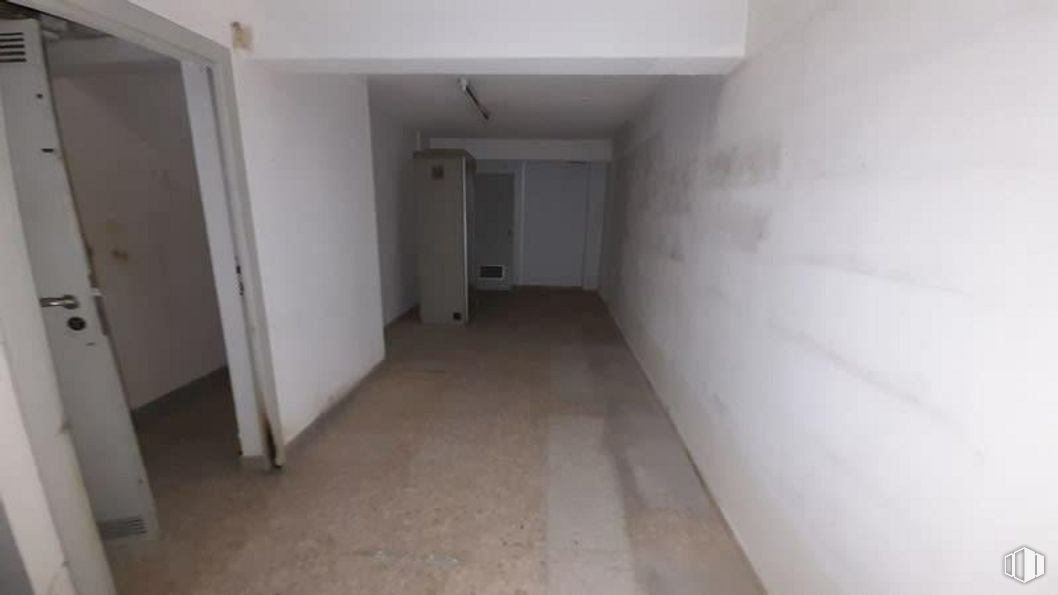 Retail for sale at Calle Infanta Mercedes, Tetuán, Madrid, 28020 with fixture, floor, flooring, wood, wall, composite material, plaster, ceiling, paint and hall around