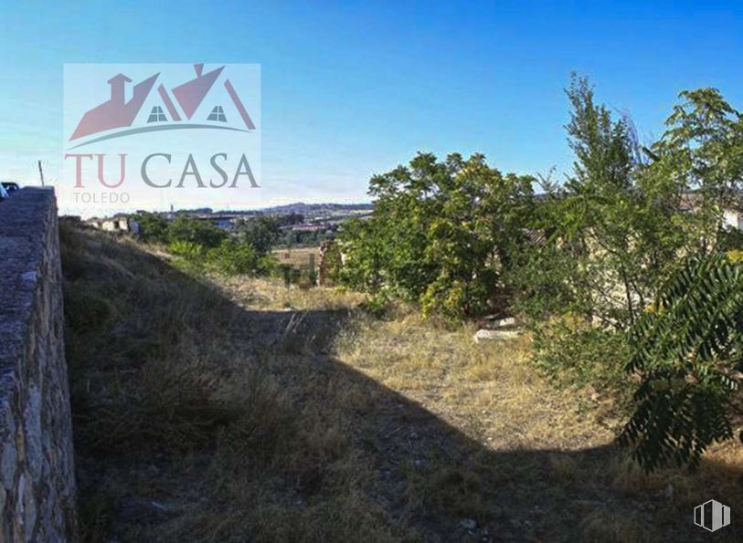 Land for sale at Calle Subida del Hospital, Toledo, 45006 with sky, plant, natural landscape, land lot, grass, landscape, font, road, horizon and soil around