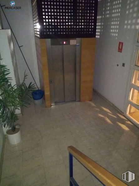 Oficina en venta en Calle Honduras, 3, Alcalá de Henares, Madrid, 28806 con armario, planta, maceta, planta de casa, madera, piso, suelo, tinte para madera, madera dura, accesorio y material compuesto alrededor