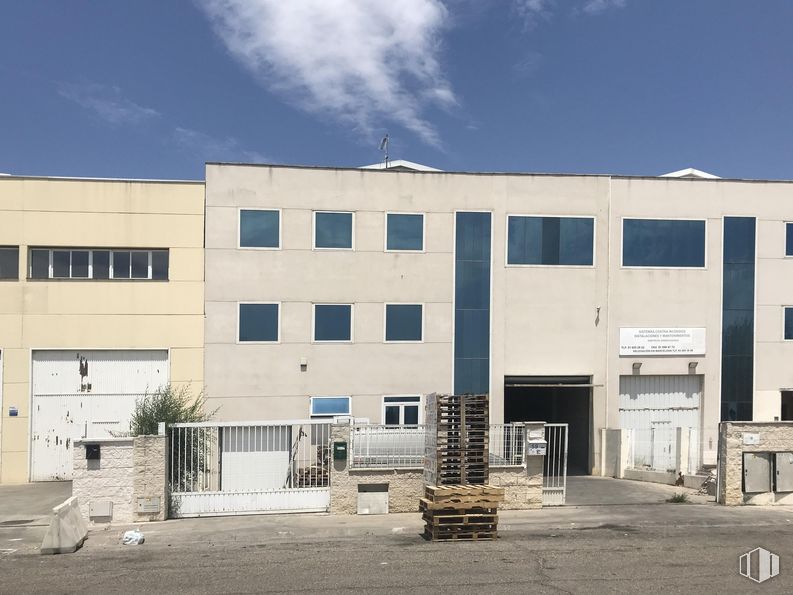 Industrial for sale at Calle Empleo, Getafe, Madrid, 28906 with building, window, cloud, sky, fixture, door, urban design, composite material, residential area and real estate around