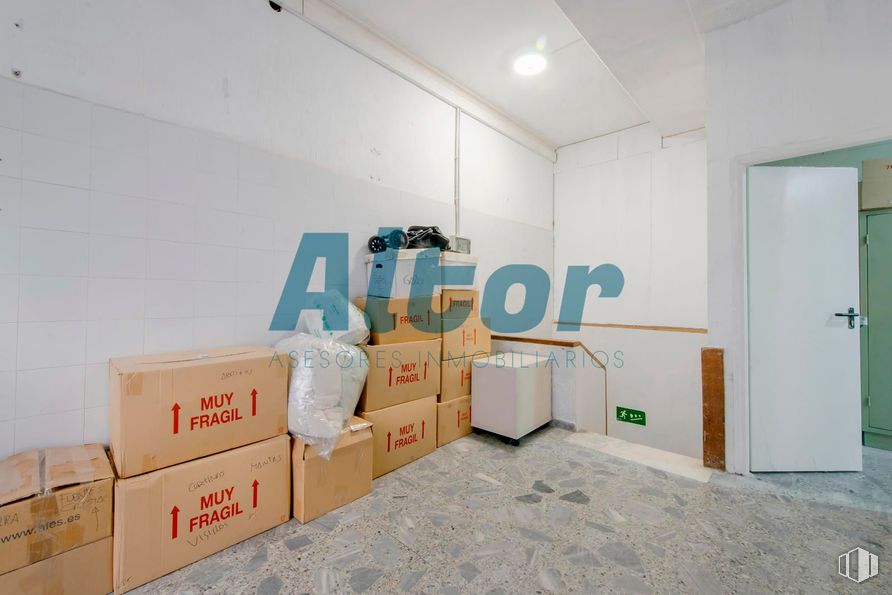 Local en venta en Zona Fuente del Berro, Salamanca, Madrid, 28028 con puerta, caja de envío, caja, suelos, suelo, techo, material de construcción y escayola alrededor