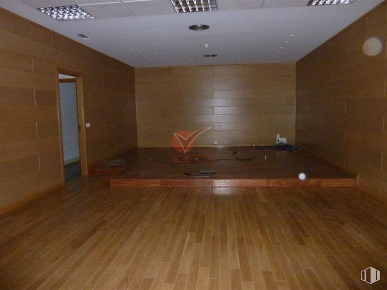 Retail for rent at Calle Fernando Zóbel, Cuenca, 16002 with door, building, interior design, wood, hall, floor, wall, flooring, fixture and real estate around