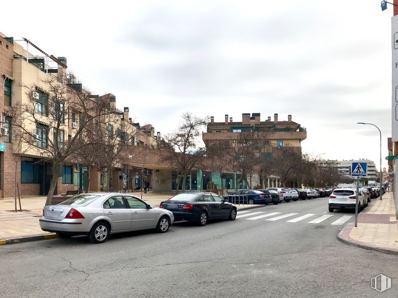 Retail for rent at Calle San Juan, 18, Pinto, Madrid, 28320 with car, building, automotive parking light, wheel, sky, land vehicle, vehicle, tire, window and cloud around