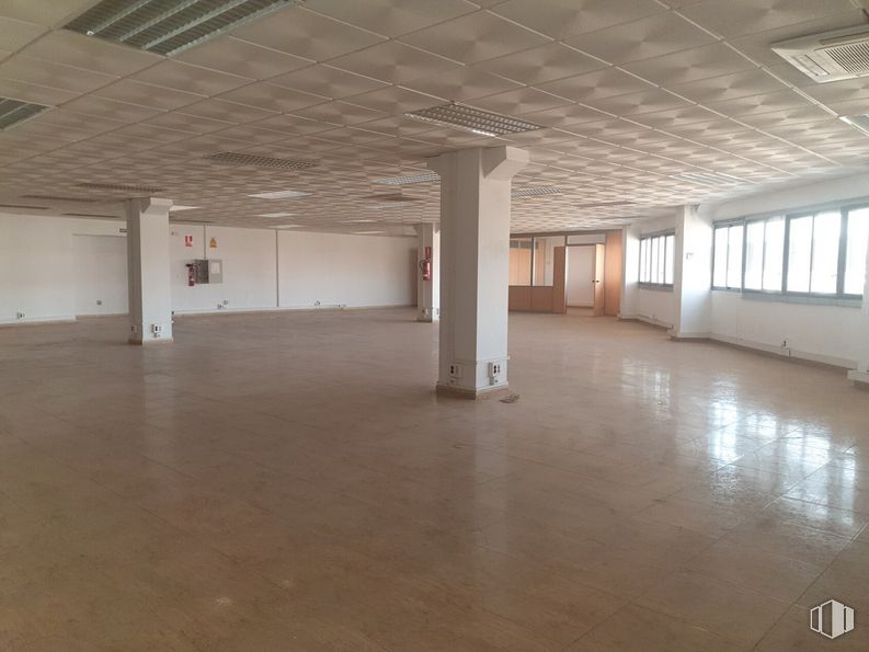 Oficina en alquiler y venta en Polígono Industrial Arenas, Pinto, Madrid, 28320 con ventana, pasillo, diseño de interiores, suelo, piso, pared, madera, accesorio, edificio y techo alrededor