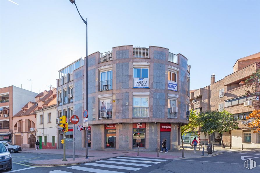 Office for sale at Calle Concepción, 14, Getafe, Madrid, 28901 with building, car, window, sky, property, wheel, street light, tire, infrastructure and lighting around