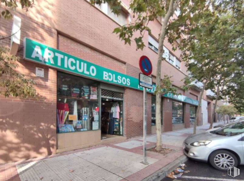 Retail for sale & for rent at Calle Parque Bujaruelo, Alcorcón, Madrid, 28924 with car, wheel, tire, building, window, automotive parking light, land vehicle, vehicle, plant and tree around