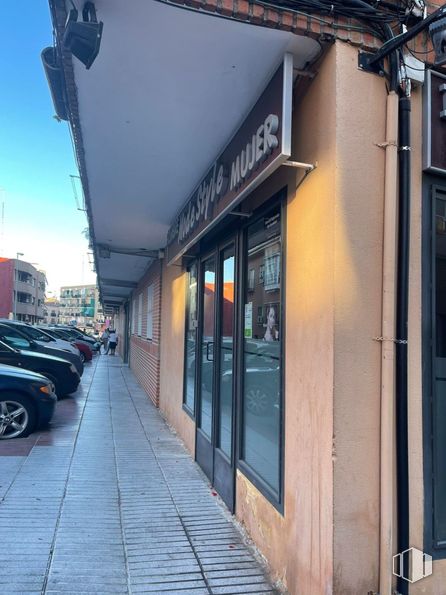 Retail for rent at Calle Honda, Fuenlabrada, Madrid, 28944 with car, automotive parking light, wheel, vehicle, tire, automotive lighting, architecture, shade, building and neighbourhood around