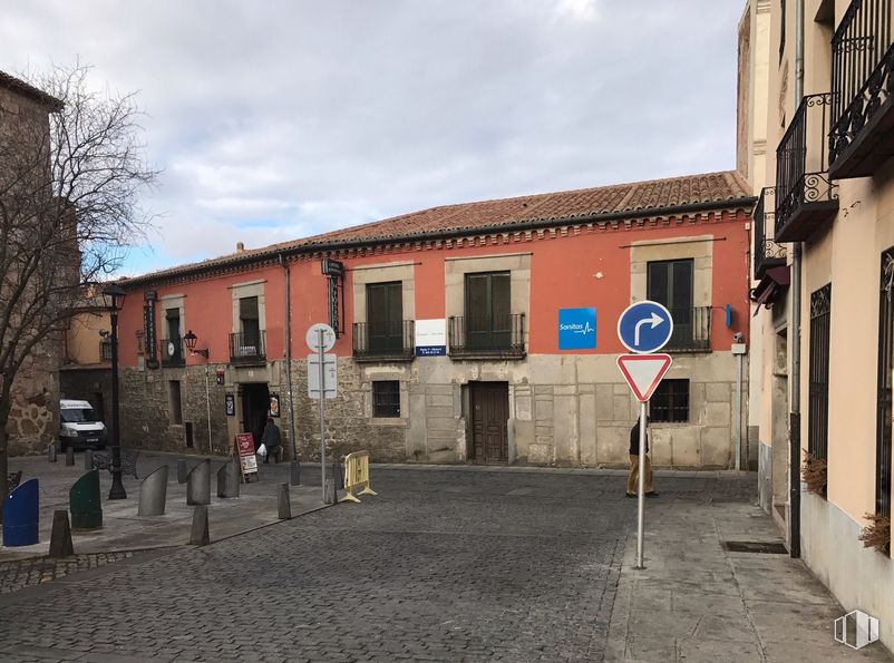 Oficina en alquiler en Plaza Pedro Dávila, Ávila, 05001 con edificio, cielo, ventana, nube, accesorio, vecindario, fachada, ciudad, camino y ladrillo alrededor